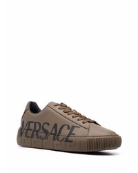 Baskets basses en cuir imprimées marron Versace