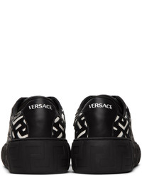 Baskets basses en cuir imprimées noires et blanches Versace