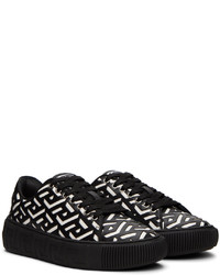 Baskets basses en cuir imprimées noires et blanches Versace