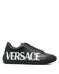 Baskets basses en cuir imprimées noires et blanches Versace