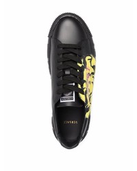 Baskets basses en cuir imprimées noires Versace