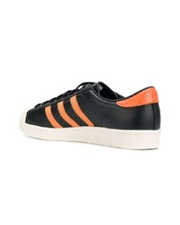 Baskets basses en cuir imprimées noires adidas