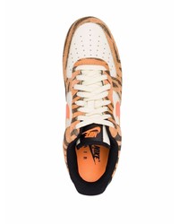 Baskets basses en cuir imprimées orange Nike