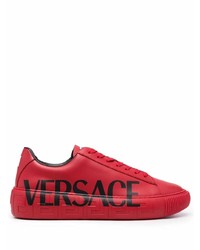 Baskets basses en cuir imprimées rouges Versace