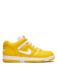Baskets basses en cuir jaunes Nike