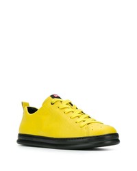 Baskets basses en cuir jaunes Camper