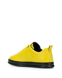 Baskets basses en cuir jaunes Camper