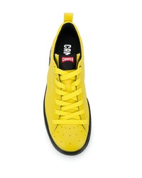 Baskets basses en cuir jaunes Camper