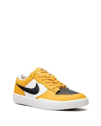 Baskets basses en cuir jaunes Nike