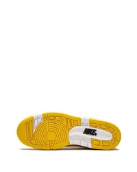 Baskets basses en cuir jaunes Nike