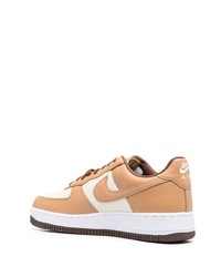 Baskets basses en cuir marron clair Nike