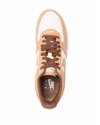 Baskets basses en cuir marron clair Nike