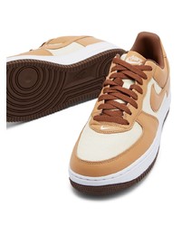 Baskets basses en cuir marron clair Nike