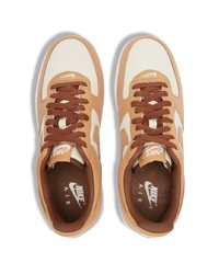 Baskets basses en cuir marron clair Nike