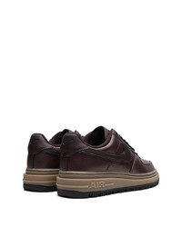 Baskets basses en cuir marron foncé Nike