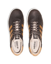 Baskets basses en cuir marron foncé adidas