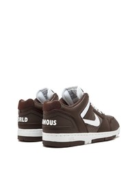 Baskets basses en cuir marron foncé Nike