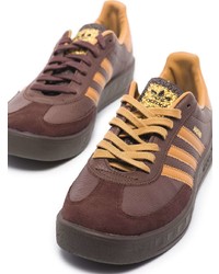 Baskets basses en cuir marron adidas