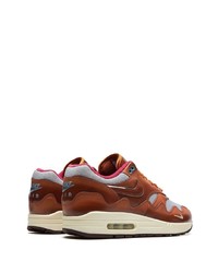 Baskets basses en cuir marron Nike