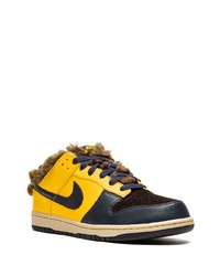 Baskets basses en cuir moutarde Nike