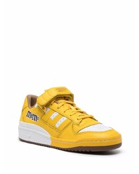 Baskets basses en cuir moutarde adidas