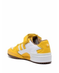 Baskets basses en cuir moutarde adidas