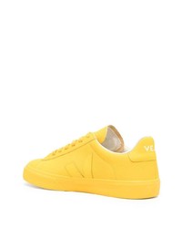 Baskets basses en cuir moutarde Veja