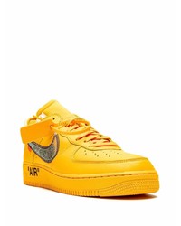 Baskets basses en cuir moutarde Nike