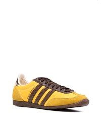 Baskets basses en cuir moutarde adidas