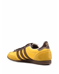 Baskets basses en cuir moutarde adidas