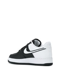 Baskets basses en cuir noires et blanches Nike