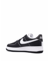 Baskets basses en cuir noires et blanches Nike