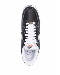 Baskets basses en cuir noires et blanches Nike