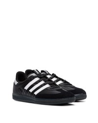 Baskets basses en cuir noires et blanches adidas