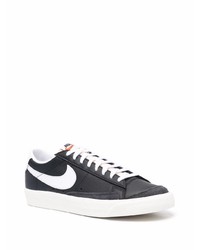 Baskets basses en cuir noires et blanches Nike