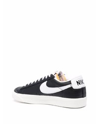 Baskets basses en cuir noires et blanches Nike