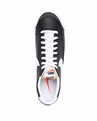 Baskets basses en cuir noires et blanches Nike