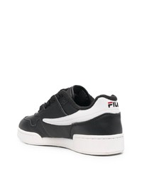 Baskets basses en cuir noires et blanches Fila