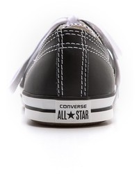 Baskets basses en cuir noires et blanches Converse