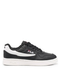 Baskets basses en cuir noires et blanches Fila