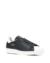 Baskets basses en cuir noires et blanches adidas