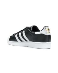 Baskets basses en cuir noires et blanches adidas