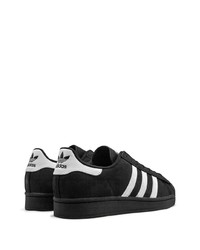 Baskets basses en cuir noires et blanches adidas