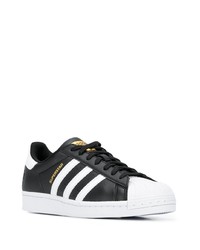 Baskets basses en cuir noires et blanches adidas