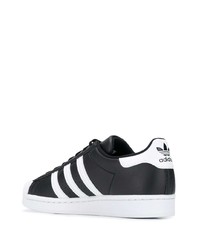 Baskets basses en cuir noires et blanches adidas