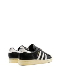 Baskets basses en cuir noires et blanches adidas