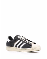 Baskets basses en cuir noires et blanches adidas