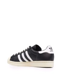 Baskets basses en cuir noires et blanches adidas