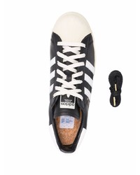 Baskets basses en cuir noires et blanches adidas