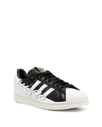 Baskets basses en cuir noires et blanches adidas